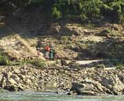 Trinkwasser muss mhselig das steile Flussufer des Usumacinta hinaufgetragen werden