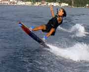 Wassersport in Sivota: Max und seine Wakeboardsprnge